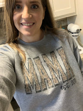 Load image into Gallery viewer, Mama est SWEATSHIRT
